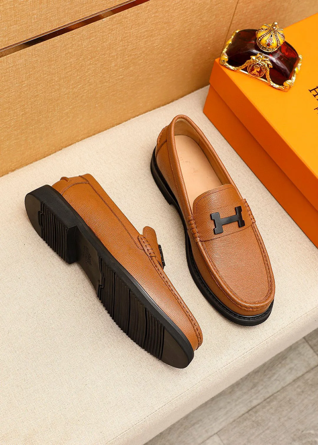 Men's shoes 💰460 💐 Product trademark: HERMES "Hermès" casual leather shoes Regular size: 39-44 (38.45🉑️customized) Product materials: Selected imported first-layer cross-grain cowhide upper + luxury hardware buckle, imported water-dyed cowhide lining. Strong three-dimensional visual effect, non-slip and wear-resistant rubber outsole Color: 4⃣️colors available